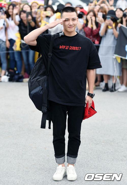 Ji Chang Wook xuất hiện chớp nhoáng với mái đầu trọc gây sốt trên đường nhập ngũ-8