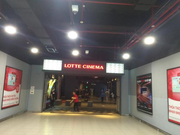 Xôn xao clip nam thanh niên vừa nhảy múa la hét vừa kéo lê người bạn ngất xỉu trên sàn rạp chiếu phim-2