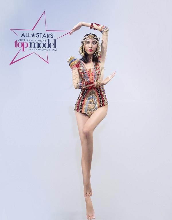 'Cây hài Next Top' Cao Ngân hợp sức Thùy Dương phá banh vũ điệu sexy của Katy Perry-1