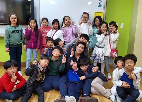 Hàng triệu cô gái Hàn Quốc muốn về trường tiểu học vì chàng trai này-8