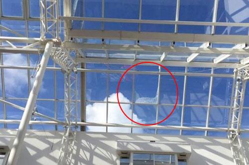 Mái nhà kính vỡ khiến bé sơ sinh bị mảnh thủy tinh bao phủ-1