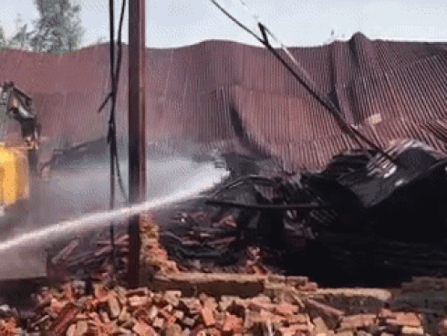 Tin nóng trong ngày 14/8: Video xưởng gỗ nghìn m2 cháy rụi, gần 100 cảnh sát ra sức cào gỗ dập lửa