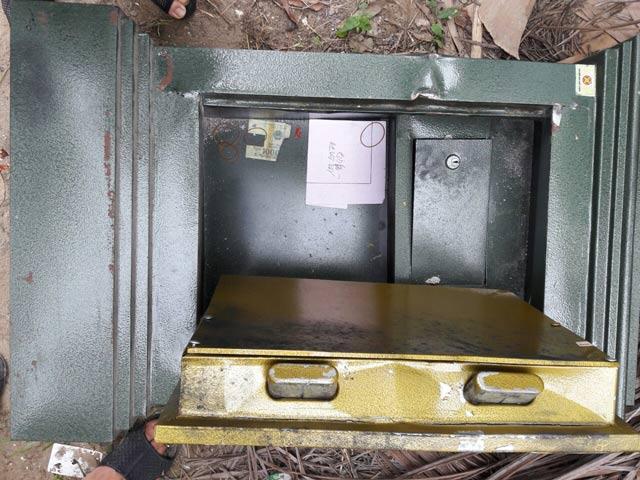 Tin nóng trong ngày 14/8: Video xưởng gỗ nghìn m2 cháy rụi, gần 100 cảnh sát ra sức cào gỗ dập lửa-3