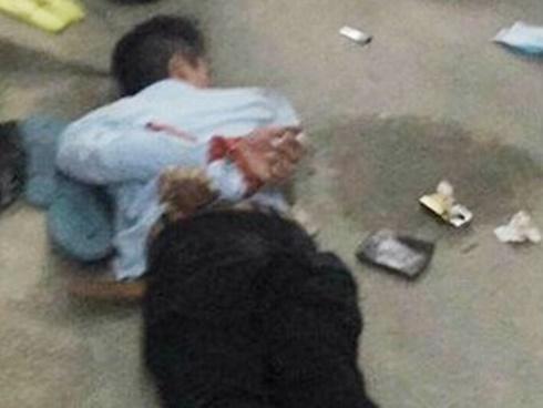 Trộm dùng roi điện chống trả chủ nhà