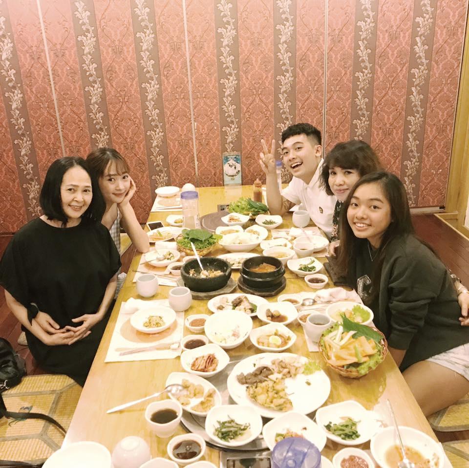 Hot girl - hot boy Việt 15/8: Gia đình Phở và SunHt gặp gỡ ăn tối cùng nhau-1