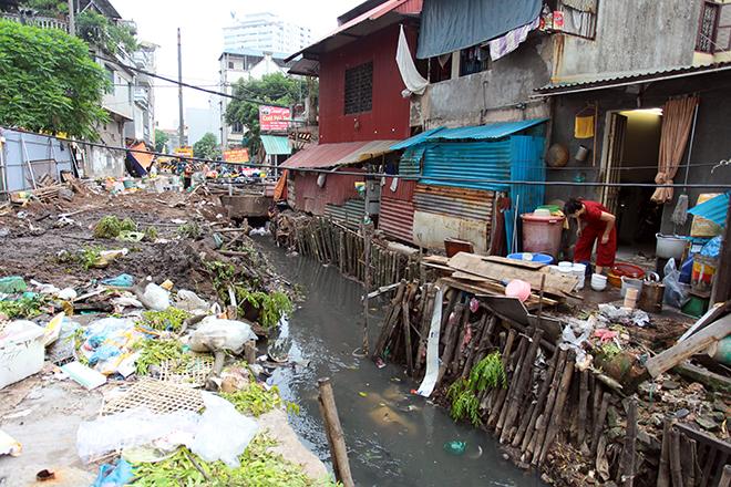 Kinh hãi những 'bể phốt lộ thiên' giữa Thủ đô mùa sốt xuất huyết-10