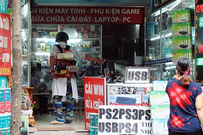 Kinh hãi những 'bể phốt lộ thiên' giữa Thủ đô mùa sốt xuất huyết-11