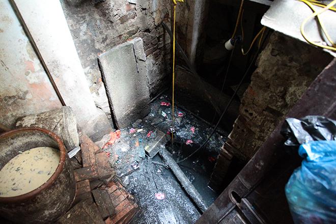 Kinh hãi những 'bể phốt lộ thiên' giữa Thủ đô mùa sốt xuất huyết-7