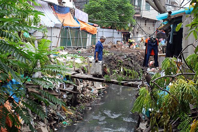 Kinh hãi những 'bể phốt lộ thiên' giữa Thủ đô mùa sốt xuất huyết-8