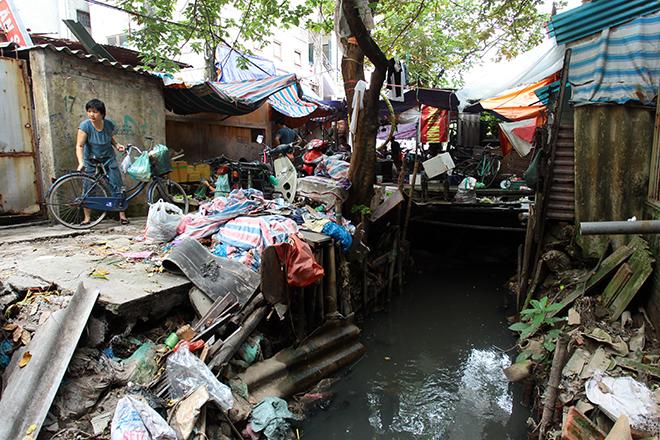 Kinh hãi những 'bể phốt lộ thiên' giữa Thủ đô mùa sốt xuất huyết-9