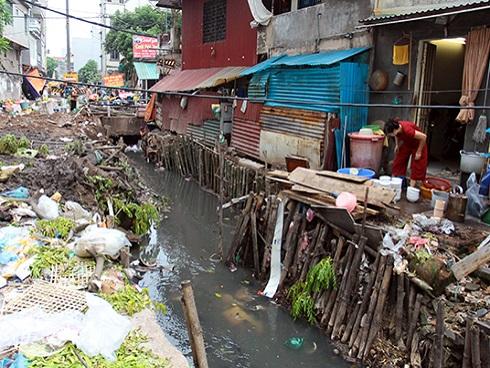 Kinh hãi những 'bể phốt lộ thiên' giữa Thủ đô mùa sốt xuất huyết