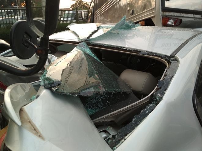 Tông xe liên hoàn, tài xế lồm cồm bò ra khỏi xe ô tô biến dạng-2