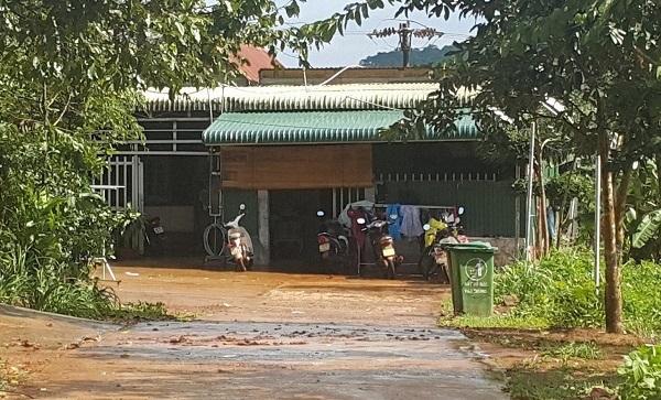 Bé gái 8 tuổi bị cô giáo dạy thêm đánh bầm tím mông-2