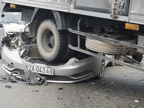 Tông xe liên hoàn, tài xế lồm cồm bò ra khỏi xe ô tô biến dạng