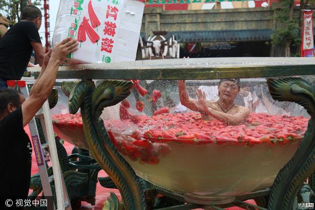 Nam thanh nữ tú nhắm mắt nhắm mũi thi ăn ớt-1