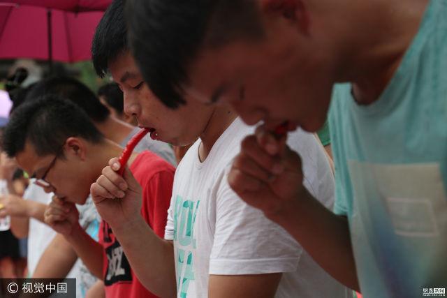 Nam thanh nữ tú nhắm mắt nhắm mũi thi ăn ớt-2