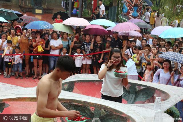 Nam thanh nữ tú nhắm mắt nhắm mũi thi ăn ớt-3