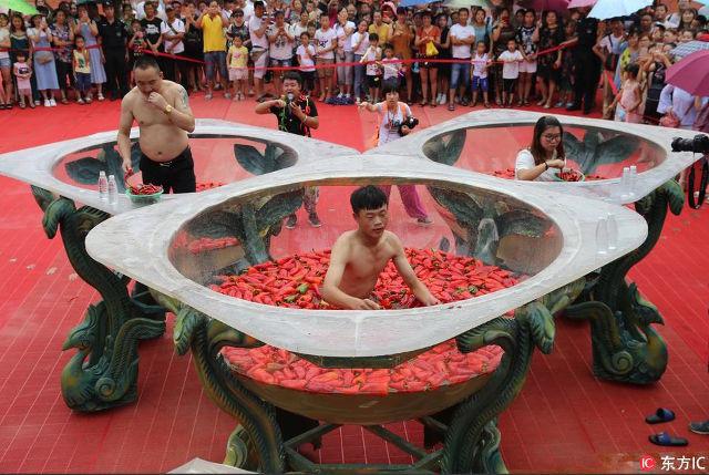 Nam thanh nữ tú nhắm mắt nhắm mũi thi ăn ớt-7