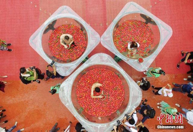 Nam thanh nữ tú nhắm mắt nhắm mũi thi ăn ớt-11