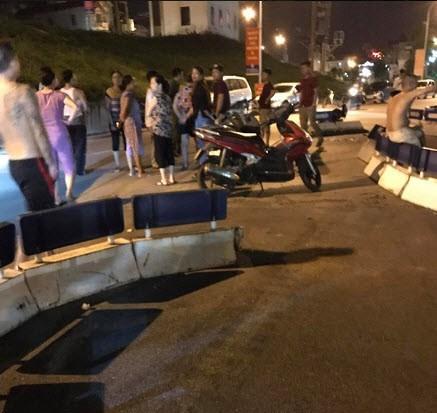 Xe máy 'kẹp' 5 tông dải phân cách, 4 cô gái trẻ văng tứ tung-1