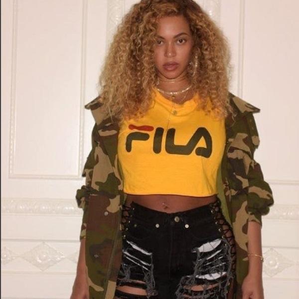 Gia tài tiền tỷ, Phạm Hương và Kendall Jenner vẫn mê mẩn áo thun giá rẻ-9