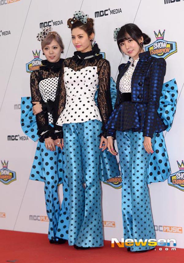 Sao Việt đã là gì, thảm họa thời trang sao Hàn mới khiến fan phát hoảng!-12