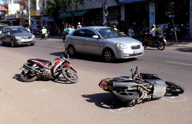 'Ôtô điên' tông hàng loạt xe máy giữa đường, 6 người bị thương-1