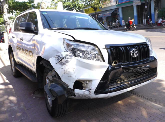 'Ôtô điên' tông hàng loạt xe máy giữa đường, 6 người bị thương-2