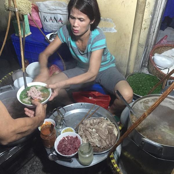 4 quán ăn có giờ mở cửa 'dị' nhưng lúc nào cũng đông khách Hà Nội-6