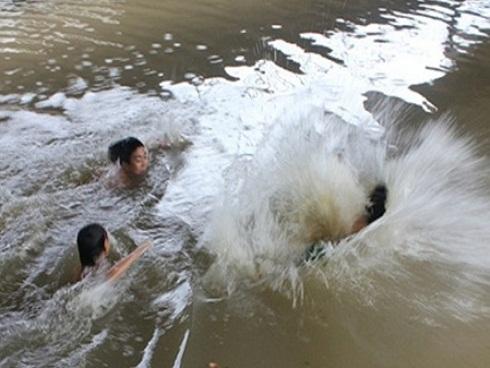 Nữ sinh rơi cống tử vong: Nhan nhản hố ga há miệng chờ nuốt người-10