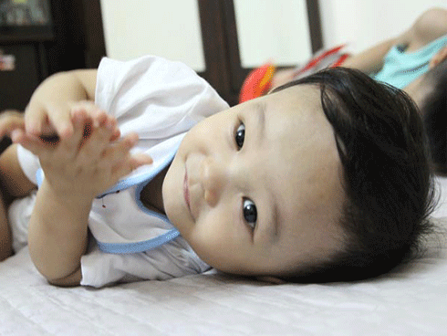 Hình ảnh mới nhất của bé trai 14 tháng tuổi bị bạo hành, bỏ rơi ở bệnh viện sau 5 ngày về nhà