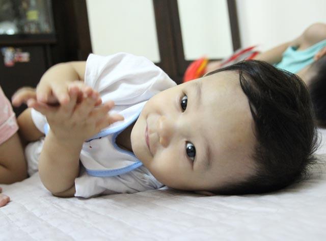 Hình ảnh mới nhất của bé trai 14 tháng tuổi bị bạo hành, bỏ rơi ở bệnh viện sau 5 ngày về nhà-1