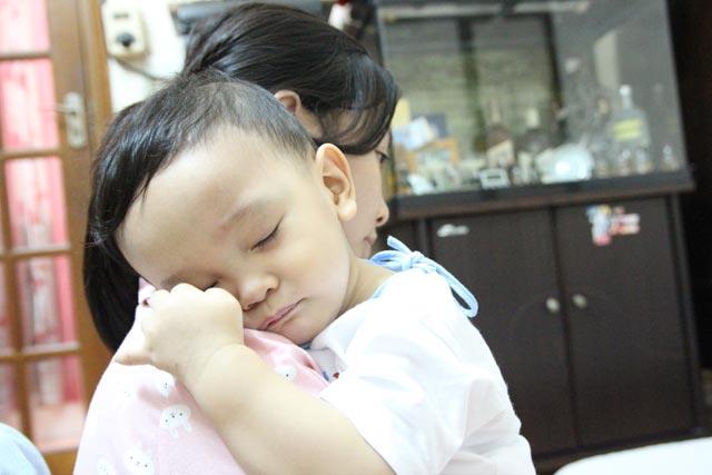 Hình ảnh mới nhất của bé trai 14 tháng tuổi bị bạo hành, bỏ rơi ở bệnh viện sau 5 ngày về nhà-2