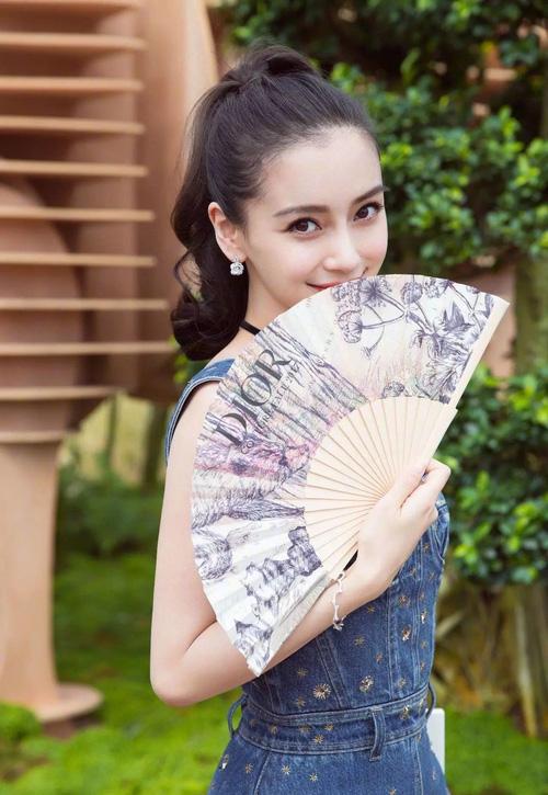 Có ai ngờ quạt giấy các cụ vẫn dùng nay lại là phụ kiện thời trang sang chảnh nhất hè này-2