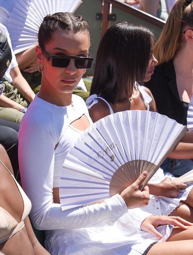 Có ai ngờ quạt giấy các cụ vẫn dùng nay lại là phụ kiện thời trang sang chảnh nhất hè này-5