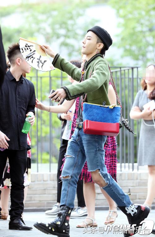 Có ai ngờ quạt giấy các cụ vẫn dùng nay lại là phụ kiện thời trang sang chảnh nhất hè này-1