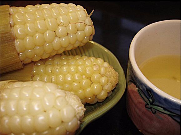 Nồi cơm điện 'thần thánh' lắm, hết luộc gà, ủ sữa chua và giờ còn luộc được ngô nữa-1