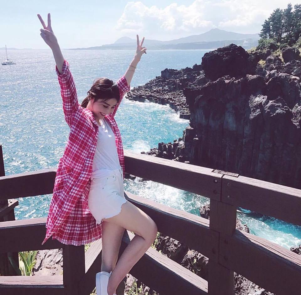 Không hẹn mà gặp, dàn sao Việt đồng loạt diện tông đen - trắng trong street style tuần này-1