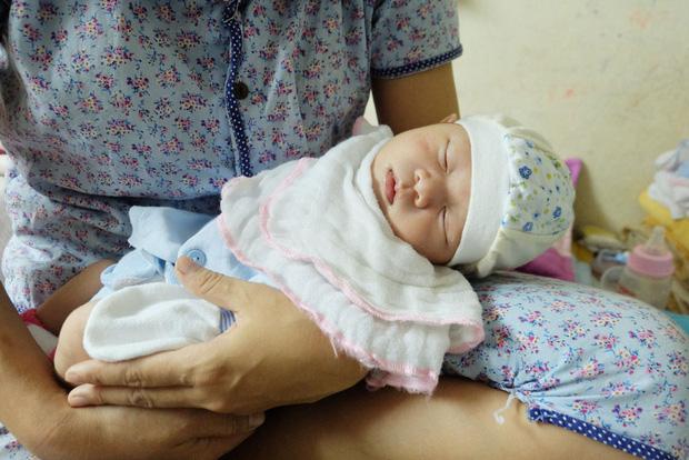 Bé gái hơn 10 ngày tuổi bị bỏ rơi ở Hà Nội và lá thư đẫm nước mắt của người mẹ-3
