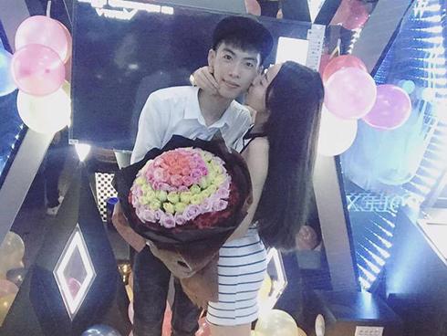 Sau 2 năm yêu xa, chàng trai làm một việc khiến cô gái ngỡ ngàng đến phát khóc