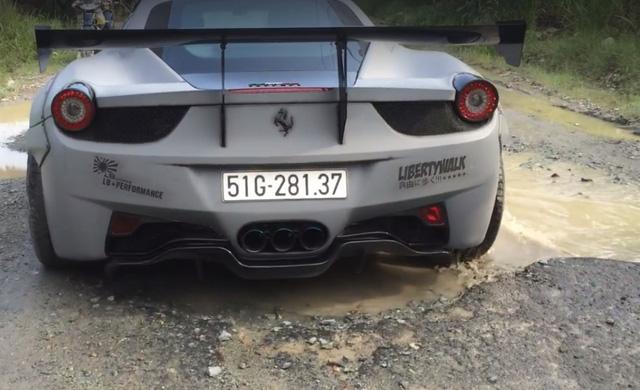 Clip: Ferrari 458 Italia độ Liberty Walk vượt ổ gà-2