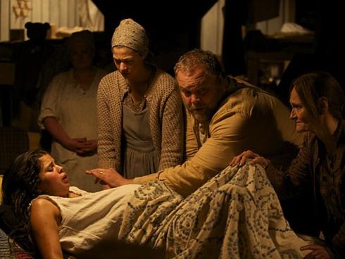 Selena Gomez toát mồ hôi đóng cảnh sinh con