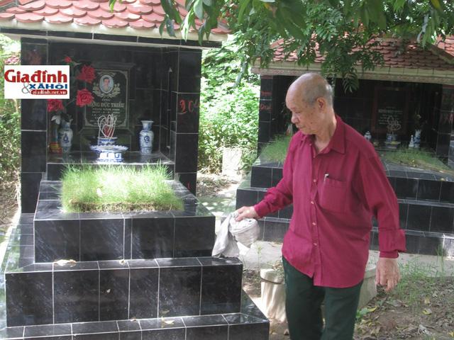 'Chợ tình' ở nghĩa trang và lần sợ hãi hiếm hoi của cụ ông 16 năm chăm sóc người đã chết-1