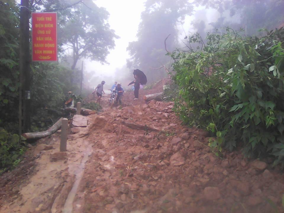 Clip: Lũ cuốn bật trụ cầu, người và xe treo lơ lửng ở Điện Biên-2