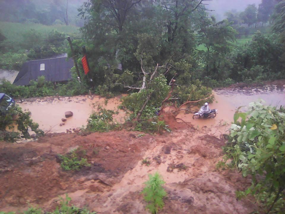 Clip: Lũ cuốn bật trụ cầu, người và xe treo lơ lửng ở Điện Biên-3