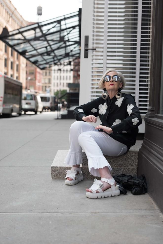 Tín đồ thời trang 64 tuổi: Sành điệu bất chấp tuổi tác và nếp nhăn-1