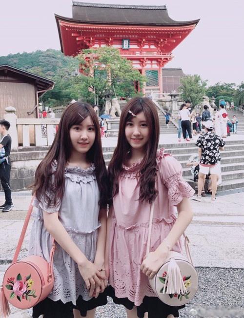 Vẻ đẹp tựa thiên thần của cặp song sinh nổi tiếng từ thuở lên 2-9