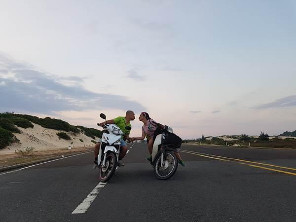 3 năm yêu chỉ được tặng một bó hoa, đến ngày cưới chàng dẫn nàng đi xuyên Việt 30 ngày để chụp ảnh-2