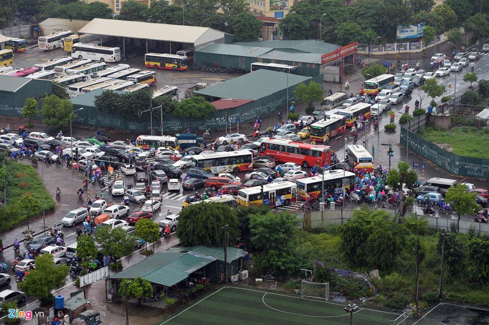 Ôtô, xe máy tranh nhau vượt ngã tư trong mưa-1