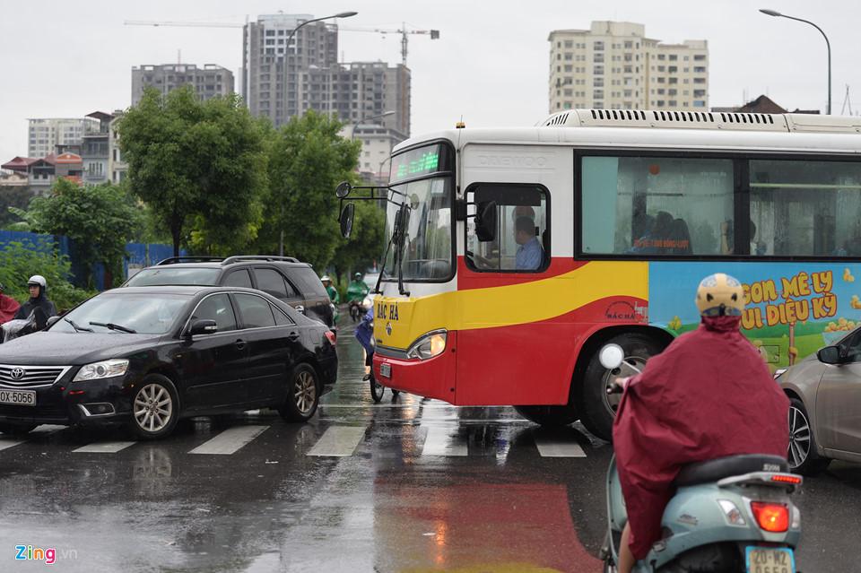 Ôtô, xe máy tranh nhau vượt ngã tư trong mưa-3